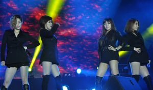 2012년 5월 26일 하노이에서 열린 MTV EXIT에서 공연 중인 브라운 아이드 걸스