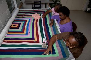 2010년 앨라배마주 지스 벤드의 퀼터들. 지스 벤드는 퀼트와 퀼트 제작자로 잘 알려져 있다.