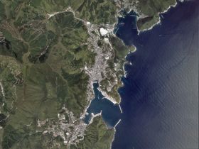 시청이 소재한 구 이즈하라정 중심부 주변의 항공 사진.2016년 4월 30일 촬영한 6장을 합성하여 제작. 국토교통성 국토지리원 [https://mapps.gsi.go.jp/ 지도・항공사진 열람 서비스]의 항공 사진을 기반으로 제작.