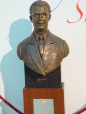 구장의 라몬 산체스 피스후안 흉상