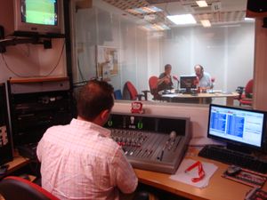 산체스 피스후안 경기장 내부의 SFC 라디오 방송국