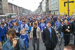 경기 당일 겔젠키르헨 거리의 샬케 04 팬들