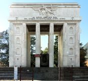 승전 기념비, 파시스트 정권 시기에 세워졌다.