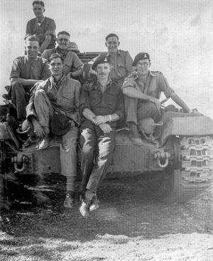 2차 세계 대전 후 기갑 전투 차량 학교에서 강사로 활동하는 무어 (앞쪽 가운데)