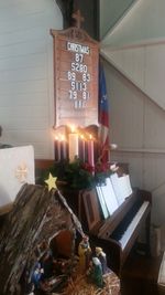 대림절의 초 1개(가장 앞)가 장미색 주일을 위해 분홍색이며, 크리스마스 당일에는 전부 켜져 있다(하와이의 미국 성공회 교회에서, 2016년 12월 25일).