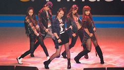 2009년 윈도우 7 행사장에서 〈라차타 (LA chA TA)〉 공연 중인 f(x).