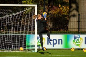 2018년 11월 6일, 네덜란드 여자 축구 국가대표팀과 훈련하는 루스 회르츠