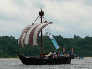 10세기에서 14세기까지 북유럽에서 화물 운송에 일반적으로 사용된 선박 유형인 코그의 실물 크기 복제품