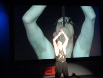 검 삼키기 퍼포먼스를 선보이는 한스 로슬링.