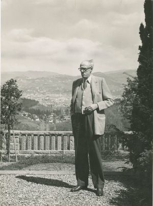 1950년 토스카나 산 미니아토 지역의 빌라 "라 코스타" 테라스에 있는 싱클레어 루이스