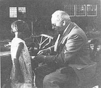 강연 중 부상당한 소녀에게 붕대를 감아주는 아들러