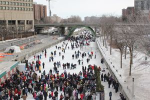 세계에서 가장 큰 자연적으로 얼어붙은 "아이스 링크" 또는 스케이팅 트레일인 캐나다 온타리오 오타와의 리도 운하의 일부