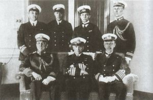 미국과 러시아 장교들과 함께 뉴욕에 있는 콜차크 (앉아 있는 사람, 가운데). 그는 새로운 임시 정부 해군 제복을 입고 있었다.