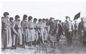 콜차크가 군대를 사열하고 있다