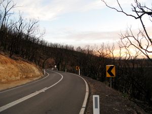 산불 발생 2개월 후, 화재 지역에서 나가는 몇 안 되는 도로 중 하나인 세인트앤드루스-킹레이크 로드