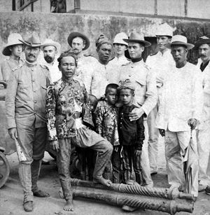 다투 피앙(왼쪽에서 네 번째)과 1899년경 미국 장교들. 그는 코타바토 제국 지방의 초대 주지사였으며, 코타바토 시는 한때 1920년부터 1967년까지 이 지방의 수도였다.