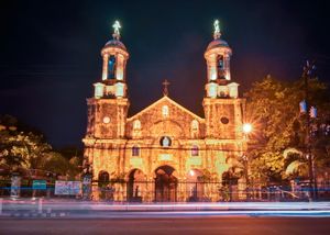 밤에 보이는 산 세바스티안 대성당.