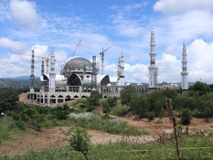 건설 중인 사딕 그랜드 모스크는 완공되면 동남아시아에서 가장 큰 모스크가 될 것이다.