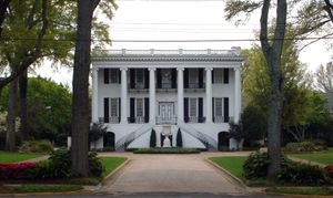앨라배마 대학교 총장 관저(President's Mansion), 데니 차임스 맞은편