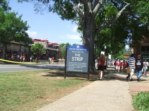 2006년 홈 경기 중 "The Strip" 모습. 브라이언트-데니 스타디움과 캠퍼스 인접