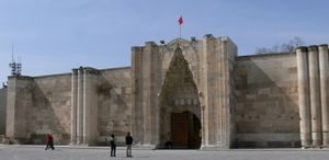 터키 악사라이 주에 있는 술탄하니 대상 숙소의 정면