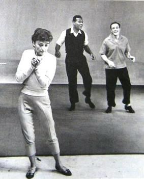 NBC의 특별 텔레비전 프로그램 《춤은 남자의 게임》 (1958)에서 슈가 레이 로빈슨과 조수 잔 코인 (미래의 아내)과 함께 리허설하는 켈리