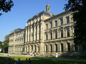 'Kollegienhaus'는 'Schlossgarten' 경계에 위치한 대학의 역사적인 중앙 건물 및 강당이다.