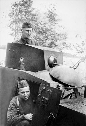작가 미하일 숄로호프 (운전석)와 알렉산더 파데예프 (포탑 사수석). 동부 전선, 1941년 9월