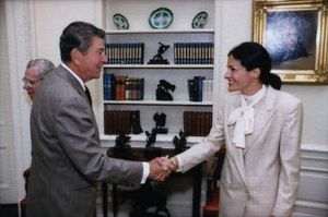 1986년 미국 대통령 로널드 레이건과 인사하는 스노