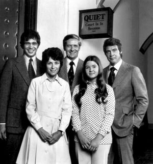 오웬 마샬: 변호사 출연진, 1973. 뒷줄 왼쪽부터: 레니 산토니, 아서 힐, 메이저스. 앞줄: 조안 달링과 크리스틴 매쳇.