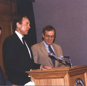 오린 해치 상원의원은 1989년 3월 웨인 오웬스 하원 의원과 함께 기자 회견을 열어 방사선 노출 보상법(RECA) 통과를 이끌어냈다.