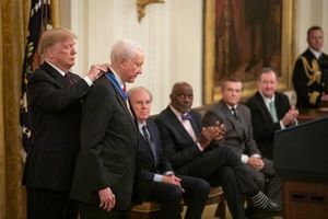 도널드 트럼프 대통령이 해치에게 대통령 자유 훈장을 수여