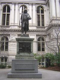 보스턴 구 시청사 앞에 있는 벤자민 프랭클린의 조각상. 보스턴 라틴 스쿨의 초기 교사가 이 근처에 있었다.