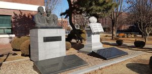 평택대학교에 있는 피어선 박사 부부 동상