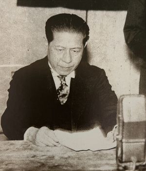 방일 답례 사절단 특사로 일본을 방문하여 도쿄 중앙 방송국에서 친선 담화를 발표하는 천궁보 (1940년)