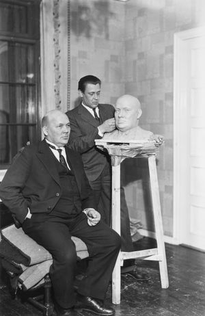 1931년 조각가 마우노 오이티넨에게 포즈를 취한 실란패