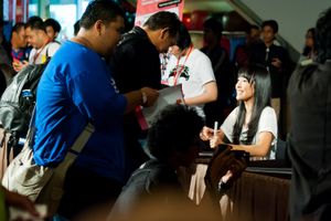 JKT48의 베비가 2012년 사인회에서 팬들에게 인사하고 있다.