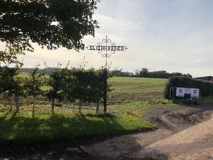 허턴의 농장 슬라이하우스의 정문.