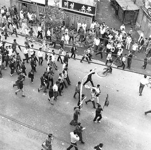 가두행진에 나서는 시위대