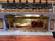 성 예로미노 제대에 안치된 요한 23세의 시신.