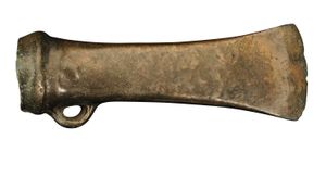 헤페네르트 호드(벨기에)에서 발견된 청동 소켓 도끼, 기원전 800년경, 킹 보두앵 재단(King Baudouin Foundation)의 소장품, 통게렌 로마-갈리아 박물관(Gallo-Roman Museum (Tongeren))