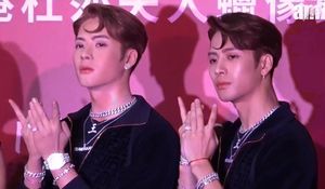 2019년 7월 30일, 홍콩 마담 투소에서 밀랍 인형과 함께 있는 잭슨