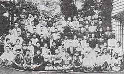 가쿠하즈에서 열린 제3회 하계 강담회의 단체 사진, 앞줄에서 두 번째 줄 가운데가 우치무라 간조(1902년 여름)