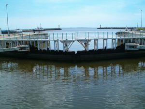 루아르 강을 향하는 생나제르 항구의 "새로운 입구" 선거 게이트