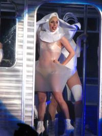 화제가 되었던 투명한 수녀 복장을 입은 가가.