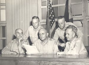 야마시타 재판 위원회. 왼쪽부터: 레오 도노반 소장, 모리스 C. 하르베르크 준장, 러셀 B. 레이놀즈 소장, 에그버트 F. 불렌스 준장, 제임스 A. 레스터 소장