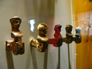 창 블라인드 스토퍼. 열린 창 블라인드가 닫히는 것을 방지하는 오래된 창 부품. 이스라엘 사로나 박물관에서.