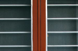 인도 벵갈루루의 나무 창문에 설치된 망사 블라인드