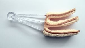 두 개의 슬랫을 한 번에 닦을 수 있는 블라인드 클리너