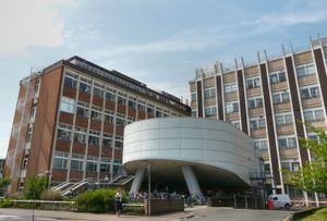 2012년까지의 LMB 건물. 흰색 구조물은 구 건물에 추가된 새로운 강당이다.